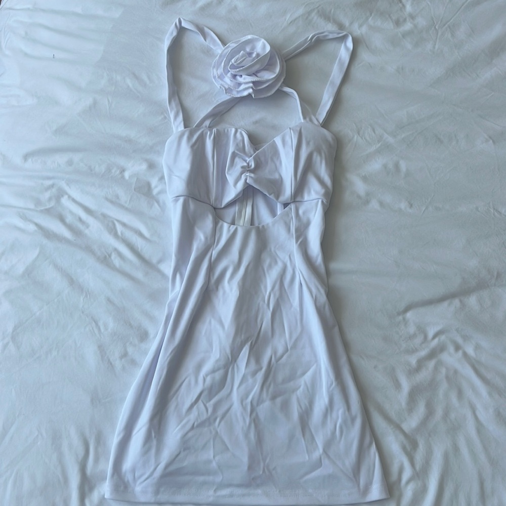 White flower appliqué dress